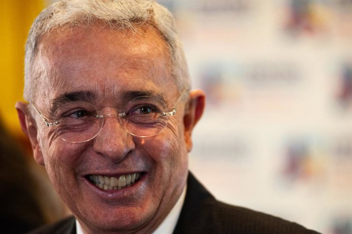 Archivo - Arquivo - 23 de novembro de 2023, Bogotá, Cundinamarca, Colômbia: O ex-presidente da Colômbia Alvaro Uribe Velez (2002-2010) fala durante uma coletiva de imprensa após uma reunião com o presidente da Colômbia Gustavo Petro para discutir a reform