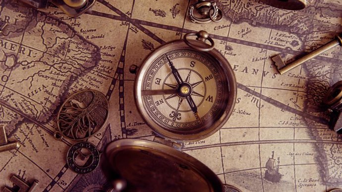 Archivo - Imagen de recurso de un mapa y una brújula.
