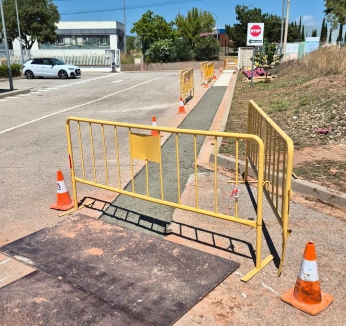 Una de las zanjas por el tendido de cableado eléctrico