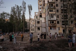 Ucraïnesos ploren junts en una zona atacada per l'Exèrcit rus 