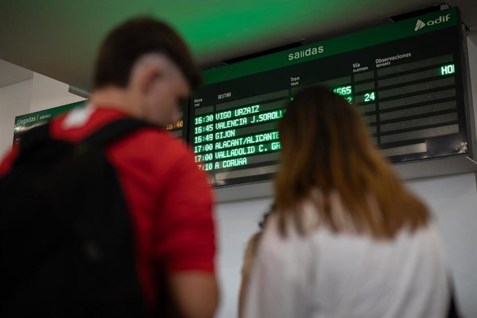 Varias personas esperan para coger un tren en la estación de Chamartín-Clara Campoamor, a 20 de agosto de 2025, en Madrid
