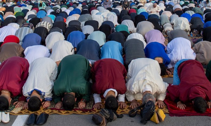 Decenas de personas durante la oración colectiva con motivo de la festividad del Aíd al-Fitr