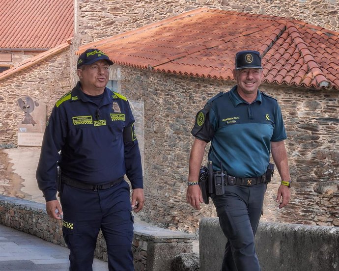 Agentes policiales de Colombia participan en los dispositivos de seguridad del Camino de Santiago