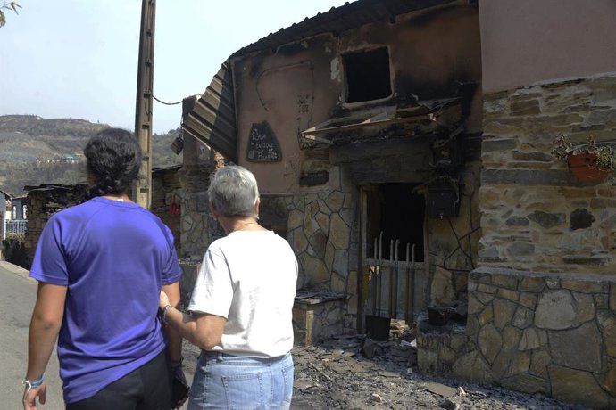 Vista após o incêndio em San Vicente de Leira, em 19 de agosto de 2025, em Villamartín de Valdeorras, Ourense, Galícia (Espanha). O incêndio que permanece ativo no município de Larouco, em Ourense, que atravessou o rio Sil em vários pontos até passar para