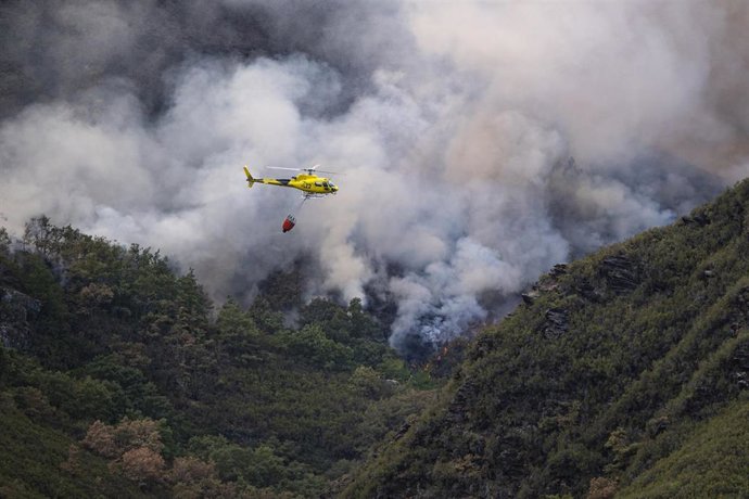 Efectivos de la Unidad Militar de Emergencias durante las labores de extinción del incendio de Villarubín.