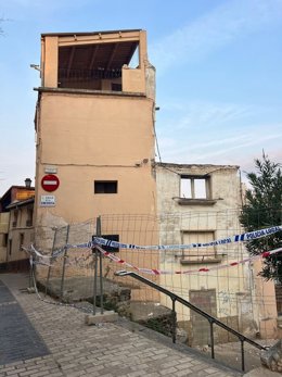 La calle Ginebrosa ha sido acordonada tras el derrumbe.