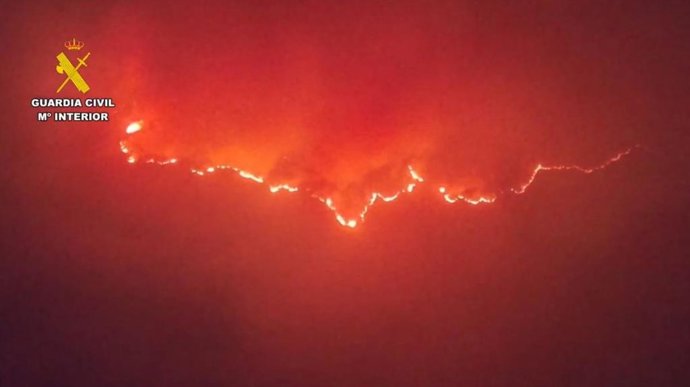 A Guardia Civil inspeciona o incêndio de Jarilla (Cáceres) com drones para procurar focos de incêndio
