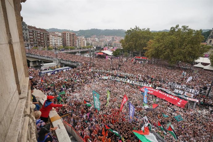 Cientos de personas durante el comienzo de la Semana Grande de Bilbao 2025, en el centro de la ciudad, a 16 de agosto de 2025, en Bilbao, Vizcaya, País Vasco (España). La Bilboko Aste Nagusia es la principal fiesta de Bilbao, que se celebra anualmente dur