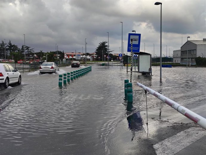 Agua acumulada en la zona del aeropuerto Seve Ballesteros Santander