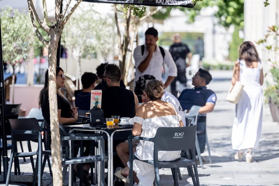 Archivo - Clientes de un bar se refrescan en la terraza, a 15 de julio de 2025, en Madrid (España).