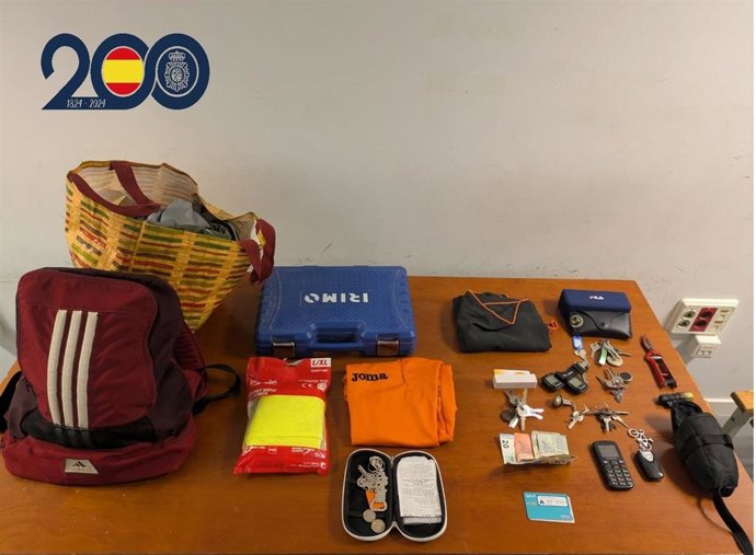 Efectos hallados en el interior de la la mochila y la bolsa que portaba el detenido