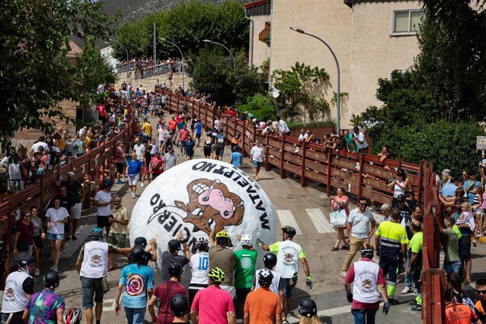 Archivo - Varias personas corren durante el Boloencierro, a 26 de agosto de 2023, en Mataelpino, Madrid (España). 