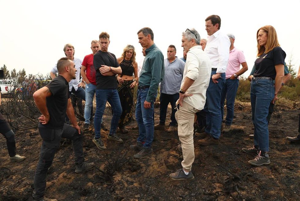 El presidente del Gobierno, Pedro Sánchez (c); el ministro del Interior, Fernando Grande-Marlaska (3d); y el presidente de la Junta de Castilla y León, Alfonso Fernández Mañueco (2d), durante su visita a las zonas afectadas por los incendios forestales,