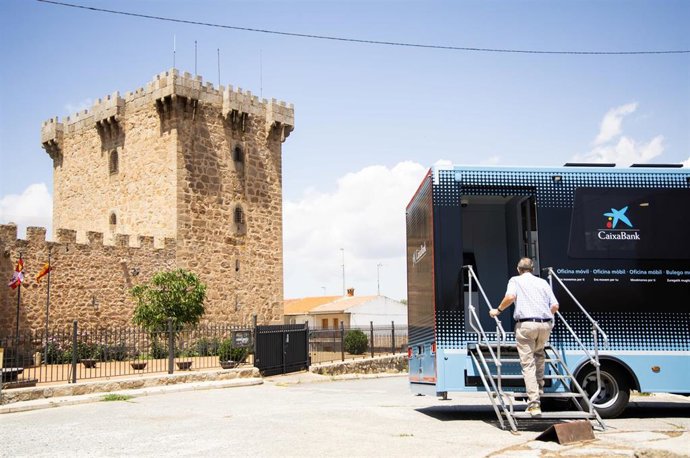 Archivo - Oficina móvil de Caixabank.