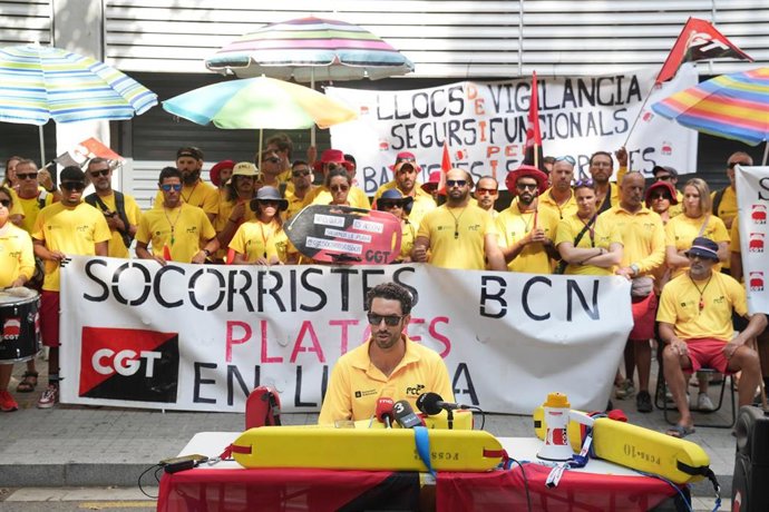 Concentración de socorristas en Barcelona, frente a la sede del PSC, a 4 de agosto de 2025.