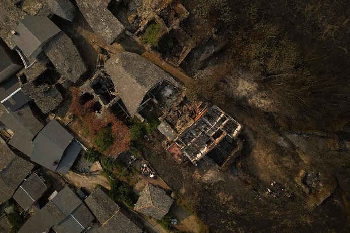 Vista aérea tras el incendio, a 20 de agosto de 2025, en Cernego, Ourense, Galicia (España). 