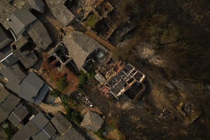Vista aérea tras el incendio, a 20 de agosto de 2025, en Cernego, Ourense, Galicia (España). Aunque la previsión general de los incendios que arrasan Galicia hoy, 20 de agosto, es positiva, al no haber aumentado en hectáreas desde ayer, sigue preocupando 