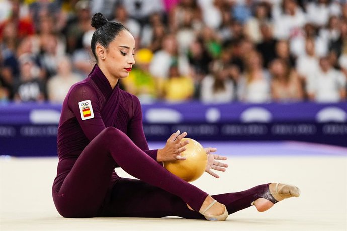 Archivo - Alba Bautista da Espanha se apresenta com a bola durante a Qualificação Individual All-Around - Parte 1 de 2 da Ginástica Rítmica na Arena Porte de La Chapelle durante os Jogos Olímpicos de Paris 2024 em 8 de agosto de 2024 em Paris, França.