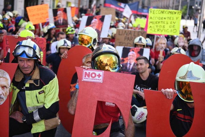 Archivo - Decenas de bomberos protestan durante una manifestación de bomberos con fin en el Congreso de los Diputados, a 16 de mayo de 2023, en Madrid (España). Más de 5.000 bomberos se han manifestado para protestar contra "situaciones kafkianas" provoca