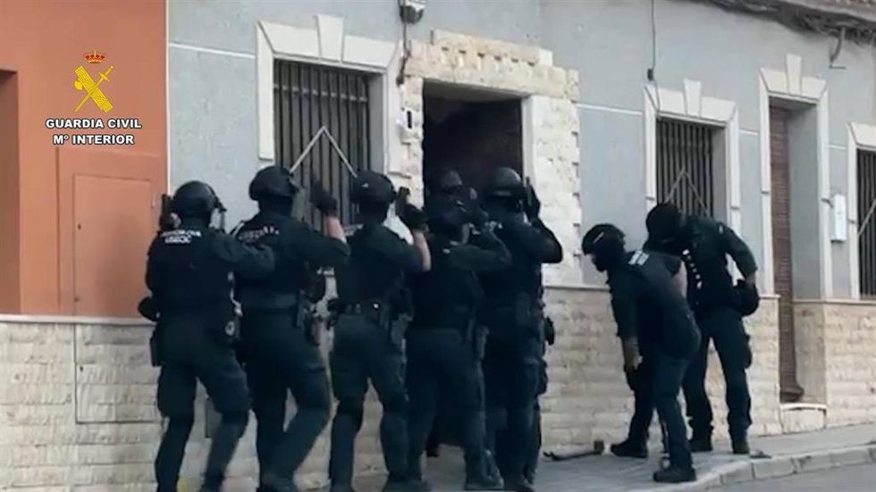 Imagen del operativo de la Guardia Civil en la vivienda de Pinoso