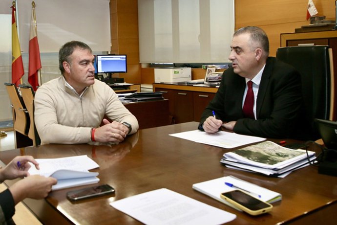 Archivo - El consejero y el alcalde de Ruega durante una reunión en la sede de la Consejería