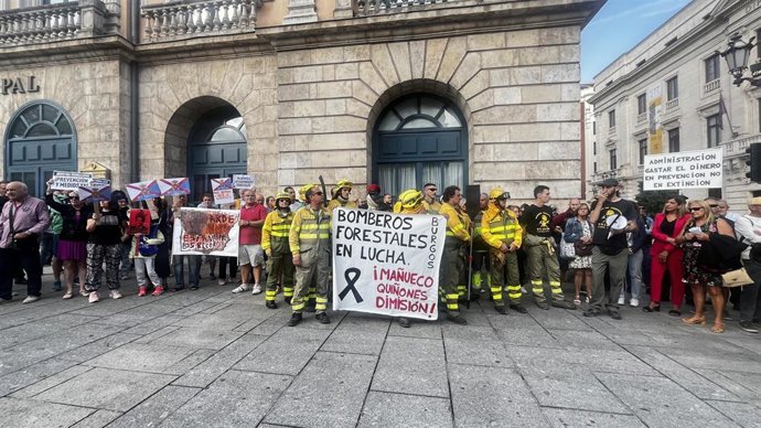 Concentración bomberos forestales en Burgos.