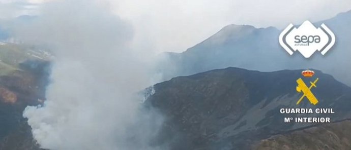 Columna de humo desde un helicóptero