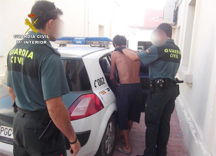 El detenido se introduce en un vehículo de la Guardia Civil tras su detención