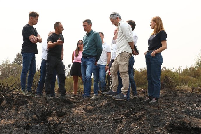 O Presidente do Governo, Pedro Sánchez (c), e o Ministro do Interior, Fernando Grande-Marlaska (2d), durante sua visita às áreas afetadas pelos incêndios florestais, em 17 de agosto de 2025, em Villablino, León, Castilla y León (Espanha). Sánchez
