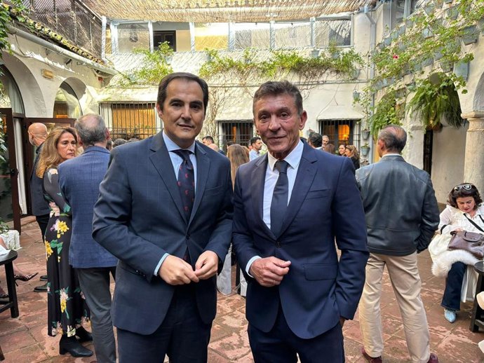 José Antonio Nieto, con el presidente de la Asociación de Joyeros, Isidoro García-Escribano.