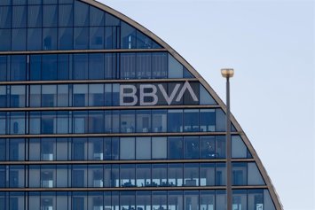 Archivo - Fachada de la sede de BBVA