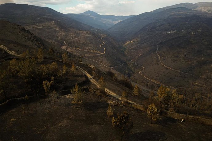Vista aérea após o incêndio de 20 de agosto de 2025 em Cernego, Ourense, Galícia (Espanha). Embora a perspectiva geral para os incêndios que assolam a Galícia hoje, 20 de agosto, seja positiva, sem aumento de hectares desde ontem, ainda há motivos para pr