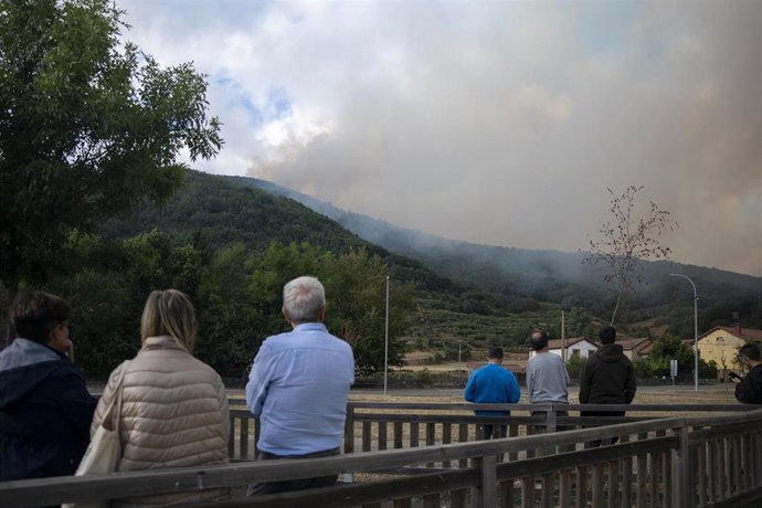 Varias personas observaban ayer el incendioen Boca de Huérgano.