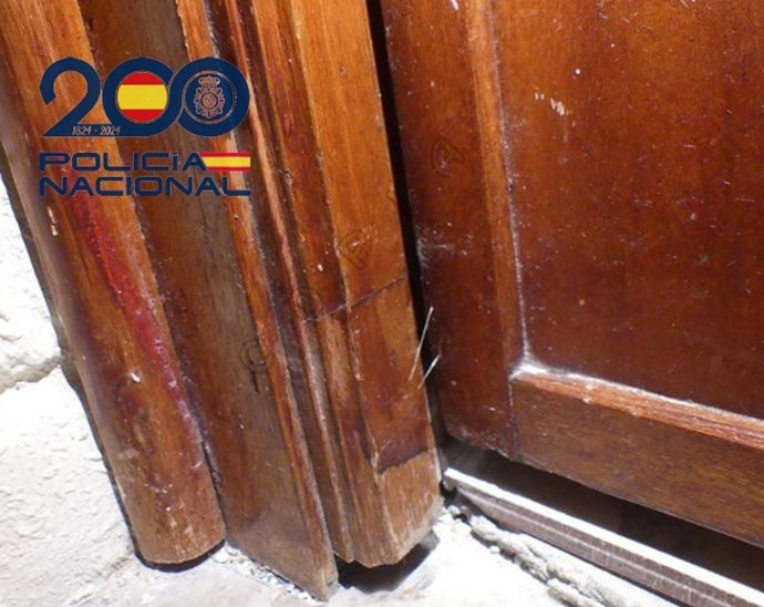 Puerta marcada con hilos de pegamento.