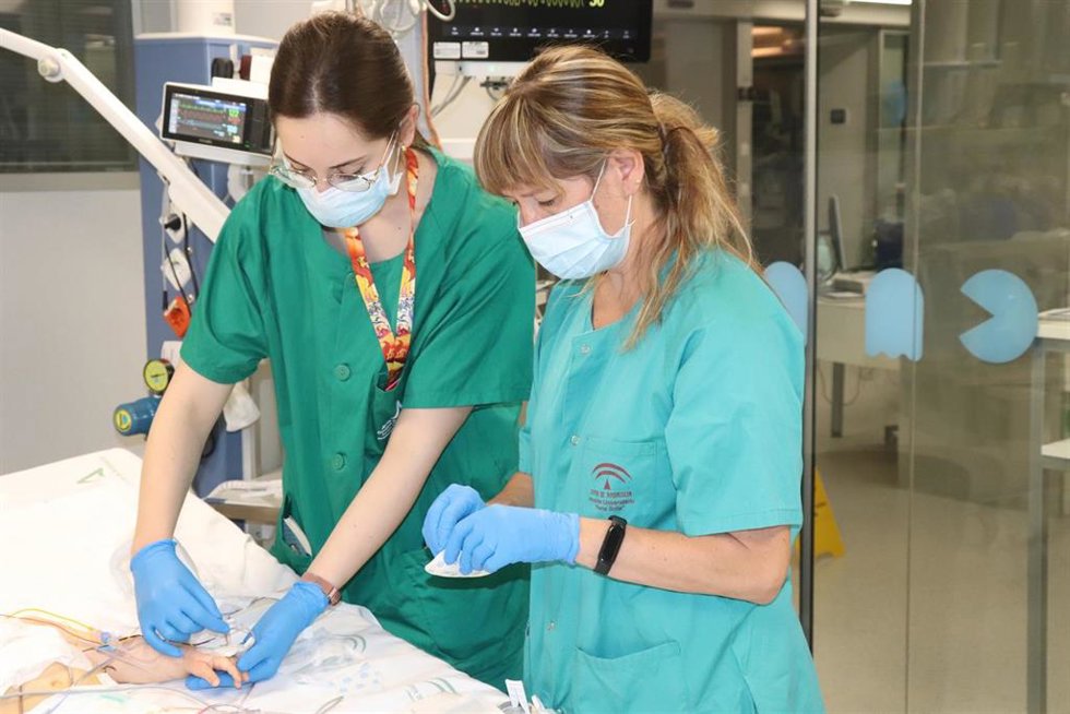 Archivo - Enfermeras de la UCI Pediátrica del Hospital Universitario Reina Sofía de Córdoba.