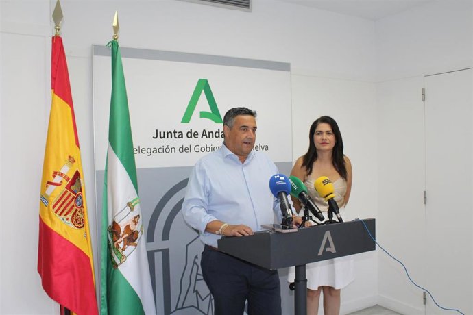 El delegado de la Junta en Huelva, José Manuel Correa, y la delegada de Industria, Energía y Minas de la Junta en Huelva, Lucía Núñez.