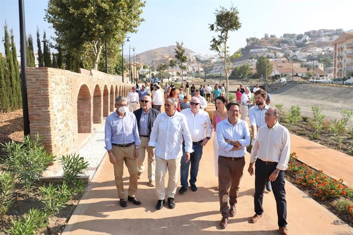 El presidente de la Diputación de Málaga y alcalde de Rincón de la Victoria, Francisco Salado, junto con el concejal de Obras y Servicios Generales, Sergio Díaz, inaugura el nuevo paseo fluvial de Granadillas.