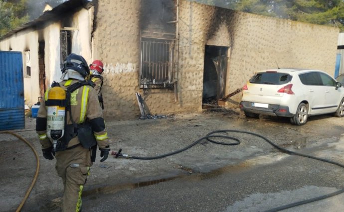 Bomberos extinguen un incendio en una vivienda unifamiliar de La Torrecilla, en Lorca (Murcia)