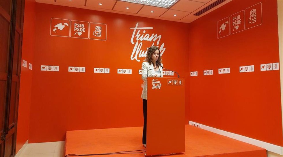 Archivo - La vicesecretaria general del PSIB, Rosario Sánchez, comparece en rueda de prensa.
