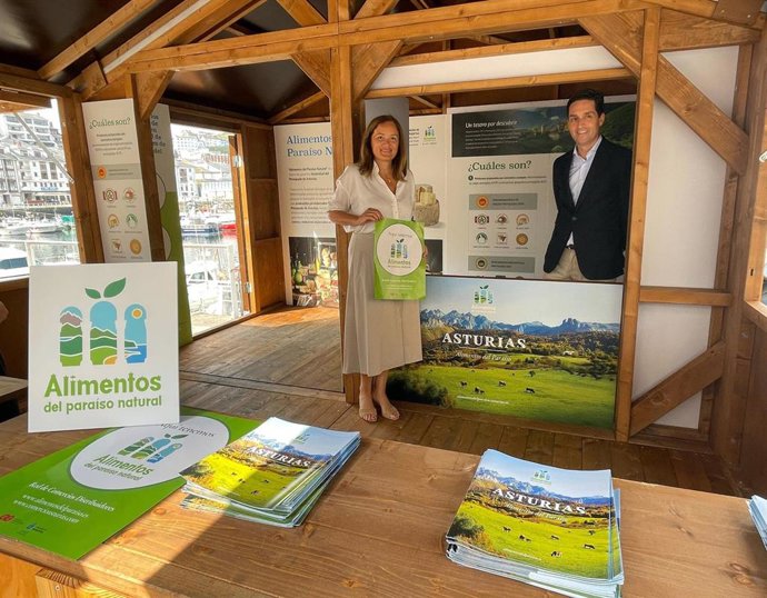 La directora general de Agricultura, Agroindustria y Desarrollo Rural del Principado, Begoña López, presenta la campaña informativa para dar a conocer entre los turistas que visitan Asturias la red de comercios que venden Alimentos del Paraíso Natural.