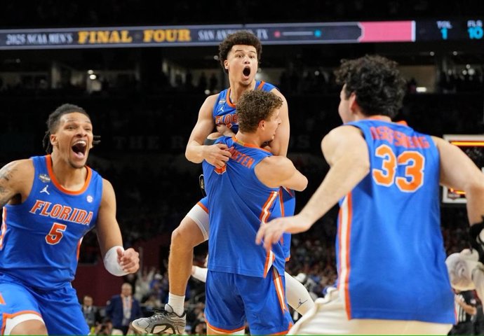 Archivo - Los jugadores de la Universidad de Floridad celebran el título de la NCAA 24-25
