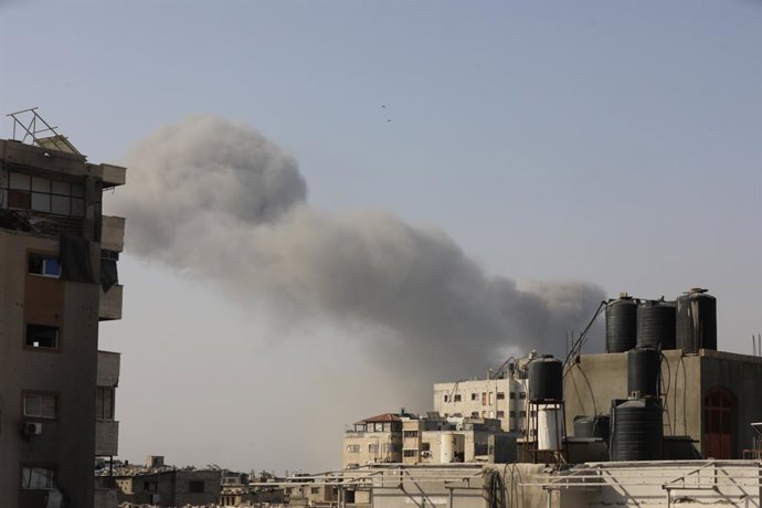 19 August 2025, Palestinian Territories, Gaza: Smoke billows following an Israeli strike on a house in Gaza City. Photo: Omar Ashtawy/APA Images via ZUMA Press Wire/dpa