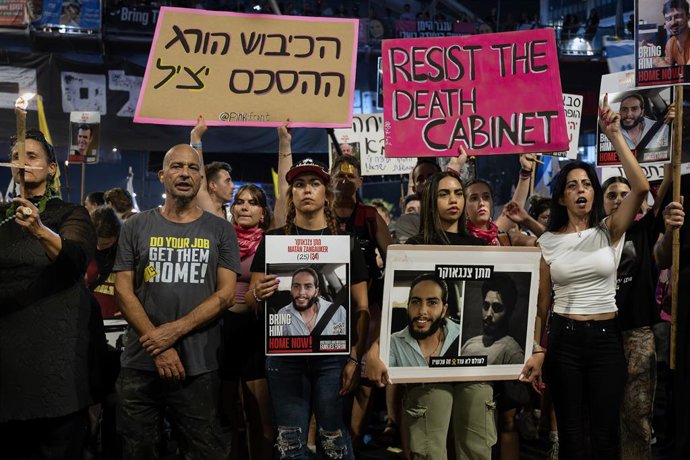 9 de agosto de 2025, Tel Aviv, Israel: As famílias dos reféns seguram cartazes que expressam sua opinião durante a manifestação. As pessoas se manifestaram em Tel Aviv junto com as famílias dos reféns, pedindo que o governo israelense concordasse com um a