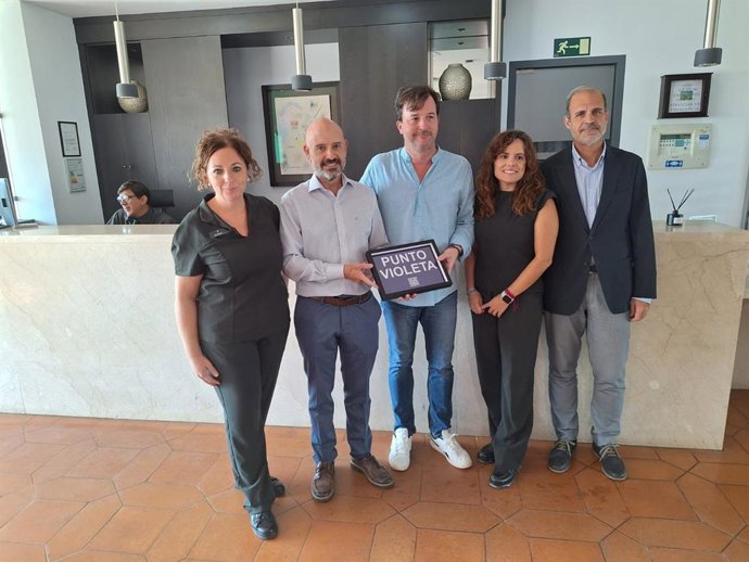 El subdelegado del Gobierno en Málaga, Javier Salas y el secretario general de Paradores, Ricardo Mar Ruipérez, informan sobre la instalación de un Punto Violeta en el Parador de Golf de Málaga