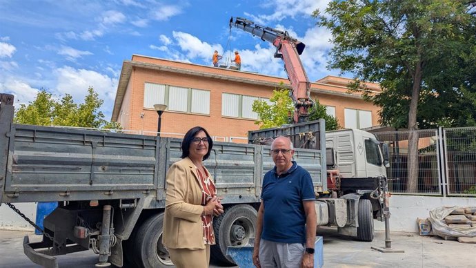 La delegada territorial de Desarrollo Educativo y Formación Profesional, María José Martín, visitando las obras de reparación en el IES Diego de Siloé de Íllora, en Granada.
