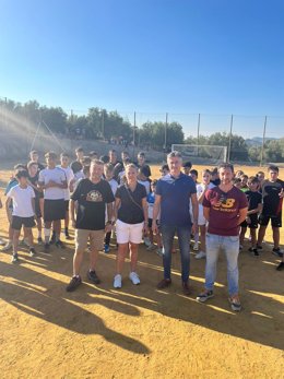 Presentación del proyecto del campo de fútbol-5 de césped artificial.