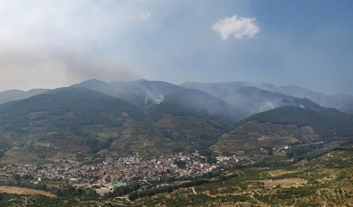 Bomberos catalanes vuelven de Jarilla (Cáceres) tras asegurar el flanco derecho del incendio