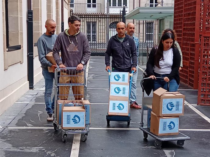 Sindicatos vascos entregan las firmas de apoyo a la iniciativa legislativa popular para un Salario Mínimo propio