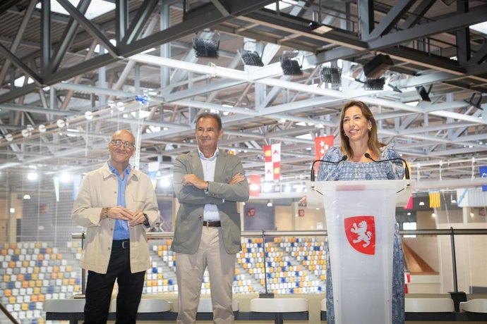 La alcaldesa de Zaragoza, Natalia Chueca, en el pabellón Siglo XXI