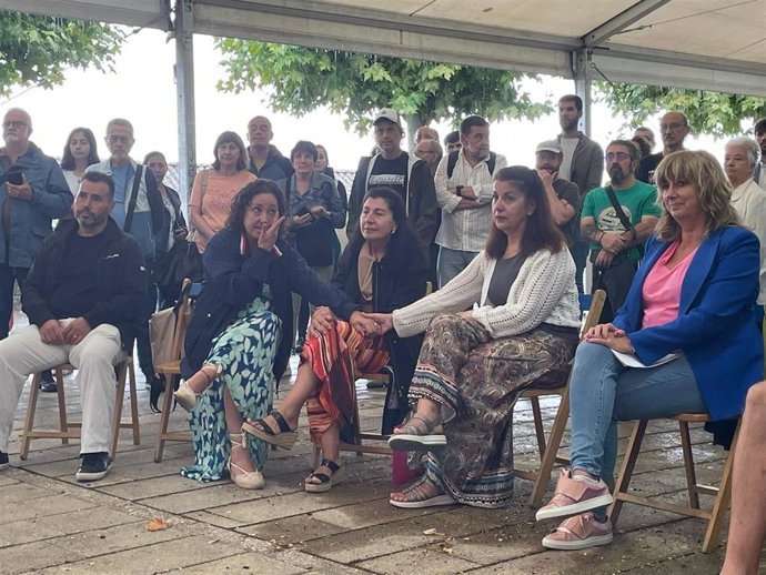 La vicepresidenta del Gobierno de Navarra Ana Ollo entrega a la familia los restos de Ignacio Francisco Caneda Deza, joven anarquista fusilado durante la Guerra Civil.